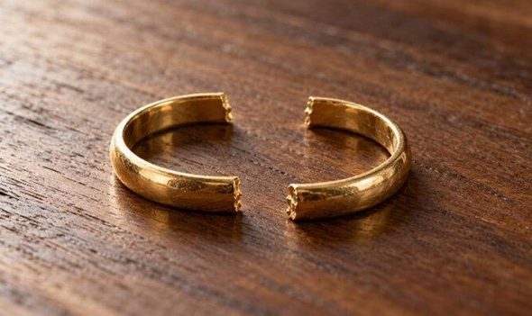 wedding ring broken